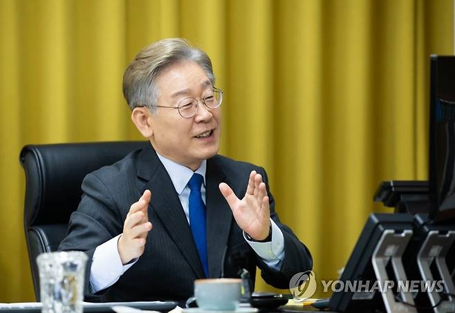 온라인 기자간담회하는 이재명 경기지사 (서울=연합뉴스) 더불어민주당 대권주자인 이재명 경기지사가 16일 오후 열린 온라인 2차 기자간담회에서 발언하고 있다. 2021.7.16  [이재명 캠프 제공. 재판매 및 DB금지] toadboy@yna.co.kr