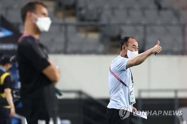 [올림픽] 첫 골에 김학범 '엄지 척' (용인=연합뉴스) 윤동진 기자 = 13일 오후 경기도 용인 미르스타디움에서 열린 2020 도쿄올림픽 대한민국 축구 국가대표팀과 아르헨티나와의 평가전. 
    이동경이 동점골을 성공시키자 김학범 감독이 엄지를 들어보이고 있다. 2021.7.13 mon@yna.co.kr