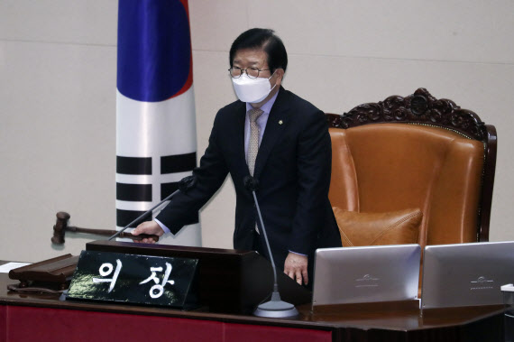 박병석 국회의장이 지난 1일 서울 여의도 국회에서 열린 제388회국회(임시회) 제7차 본회의에 참석해 의사봉을 두드리고 있다. (사진=뉴시스)