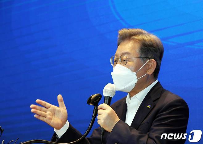 이재명 경기도지사는 17일 "기후 위기에 대응 하기 위해 신속히 저탄소 사회로 전환하고, 탄도세 도입을 적극 검토해야 한다"고 밝혔다./뉴스1 © News1 구윤성 기자