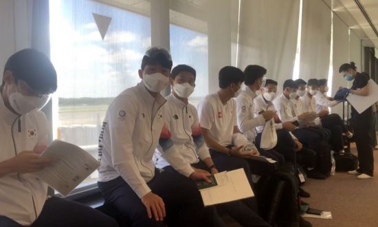 도쿄올림픽에 출전하는 한국 축구 대표팀 선수들이 17일 나리타공항에 도착해 입국 절차를 밟고 있다. [이미지출처=연합뉴스]