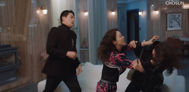 김보연(가운데)이 의붓아들(이태곤)의 내연녀 머리채를 잡고 쥐어뜯는 장면. 분당 최고 시청률 12.9%를 찍었다. /TV조선