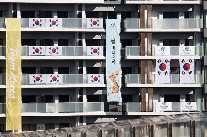 17일 오후 일본 도쿄 하루미 지역 올림픽선수촌 한국 선수단 숙소에 태극기와 팀코리아 현수막과 함께 '범 내려온다'라는 문구가 적힌 현수막이 걸려있다. 대한체육회는 국제올림픽위원회(IOC)의 압력으로 이날 오전 한국 선수단 숙소에 걸어놨던 '신에게는 아직 5천만 국민들의 응원과 지지가 남아 있사옵니다'의 '이순신 장군' 글귀 현수막을 철거했다.  2021.07.17 도쿄=올림픽사진공동취재단