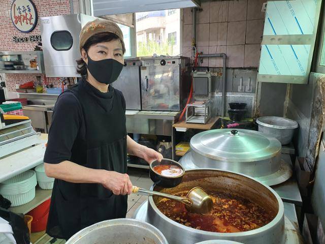 김미숙 사장이 진하고 칼칼한 남주동해장국 국물 맛의 비법을 설명하고 있다.