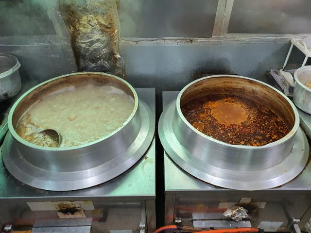 24시간 끓고 있는 남주동해장국의 솥단지. 하나(왼쪽)는 소뼈를 끓인 기본 육수, 또 하나는 장을 더한 해장국 육수가 담겨 있다.