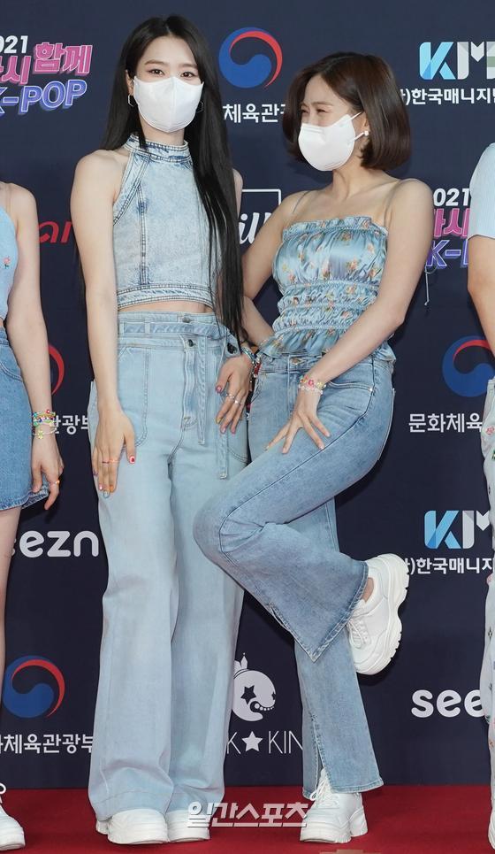 Group OH MY GIRL attends the 2021 Together Again K-POP Concert held at the SK Olympic Handball Stadium in Olympic Park, Seoul Songpa-gu on the afternoon of the 17th and has photo time.