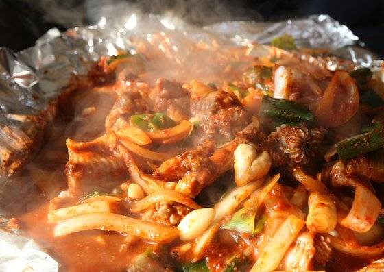부산 자갈치시장에서 먹은 곰장어구이. 양념이 매우 맵다. 그래도 맛있다. 중앙포토
