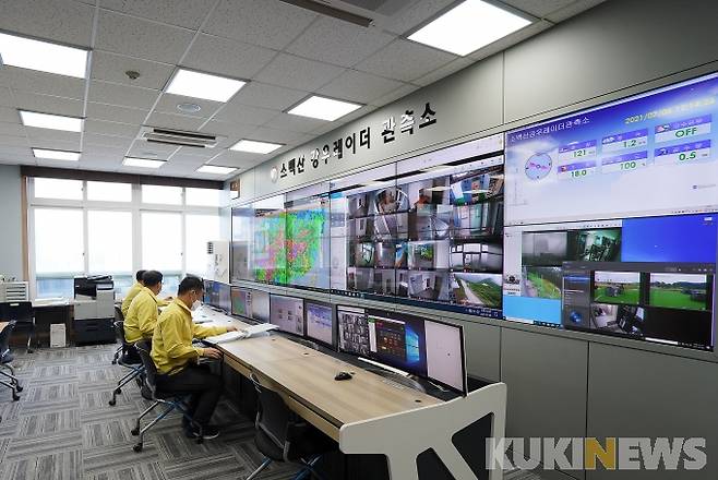 &nbsp;소백산강우레이더관측소 조효섭 소장과 박현철, 채정훈 주무관이 호우 예보에 따른 비상근무를 하고 있다.