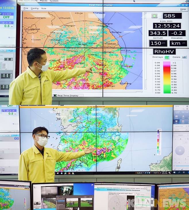 소백산관측소 채정훈 주무관이 실시간 레이더 영상을 이용하여 레이더 에코를 분석하고 있다.(위) 박현철 주무관이 강우레이더 종합관제시스템을 이용하여 호우 상황을 브리핑하고 있다.