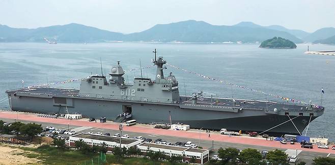 경남 창원시 진해구 진해 군항에 마라도함이 정박해 있다. 해군 제공