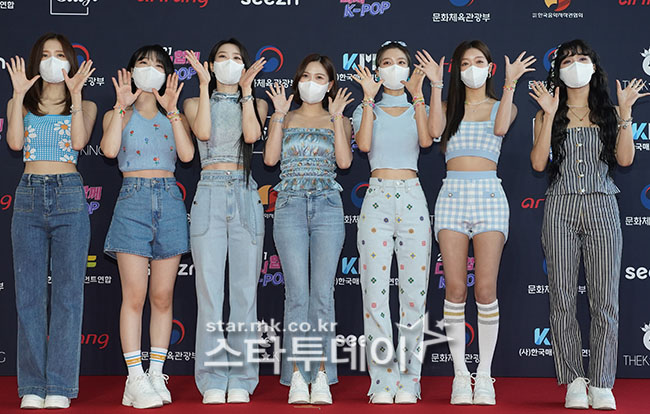 Singer OH MY GIRL has a photo time at the 2021 K-POP concert held at the SK Olympic Handball Stadium in Seoul Songpa District Olympic Park on the afternoon of the 17th.