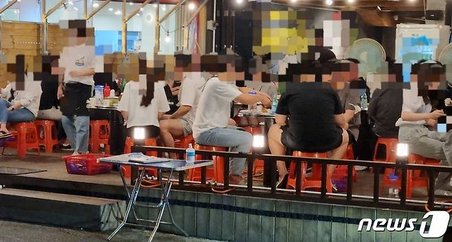 지난 10일 오후 강원 강릉 경포해수욕장 인근 술집이 젊은 층으로 가득하다.2021.7.15/뉴스1