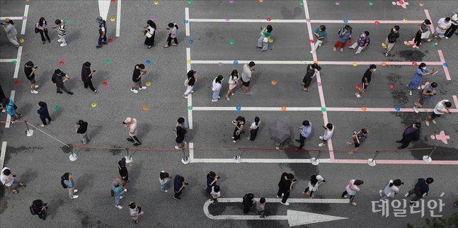 코로나19 신규 확진자수가 하루 1,300명대까지 늘어나며 수도권 지역에 사회적 거리두기가 최고단계인 4단계로 격상된 지난 9일 오전 서울 강남구보건소에 설치된 선별진료소에 코로나19 확진 검사를 위해 찾은 시민들이 줄을 서 기다리고 있다. ⓒ데일리안 홍금표 기자