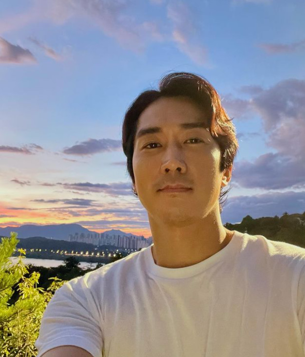Actor Song Seung-heon boasted handsome beautiful looks of Original sculpture.Song Seung-heon posted a picture on his instagram on July 18 with an article called Good Morning.Song Seung-heon in the public photo is taking a self-portrait in the background of the Han River, where the sun rises.Song Seung-heons sparkling beautiful looks are not covered even though shes just wearing a plain white T-shirt.The small face has a clear face and a dignified physical strength, which makes it feel like watching a scene in the drama.On the other hand, Song Seung-heon is appearing on TVN drama Voice Season 4.