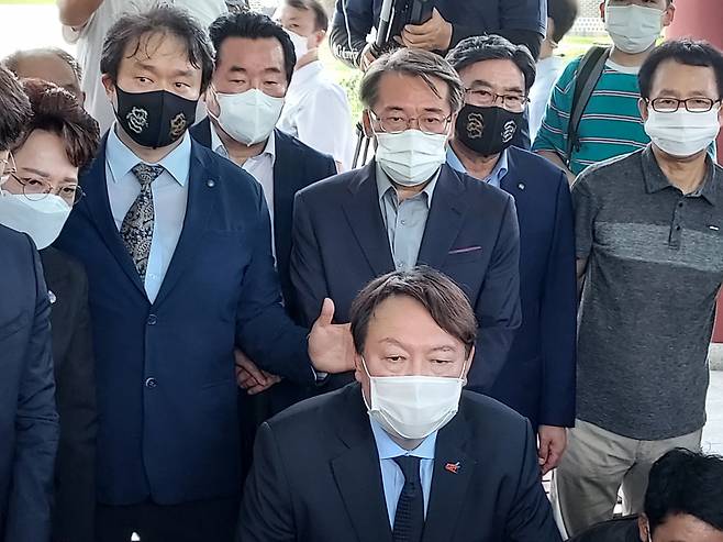 ​대권 도전 선언 이후 광주를 첫 방문한 윤석열 전 검찰총장이 17일 오전 광주 북구 운정동 국립5·18민주묘지에서 참배했다. 참배에는 5·18 광주민주화운동 사형수 출신인 김종배 전 의원과 광주지역 지지자 100여명이 함께 했다. 윤 전 총장은 참배 이후 5·18 민주묘지 추모탑 근처에서 '민중항쟁 구속자회' 관계자들을 만나 이야기를 나눴다. 그는 구속자회 관계자들에게 "희생자들이 (겪었을) 트라우마와 고통이 얼마나 힘들었을지 드릴 말씀이 없다"라며 위로의 말을 건넸다. ⓒ시사저널 정성환​