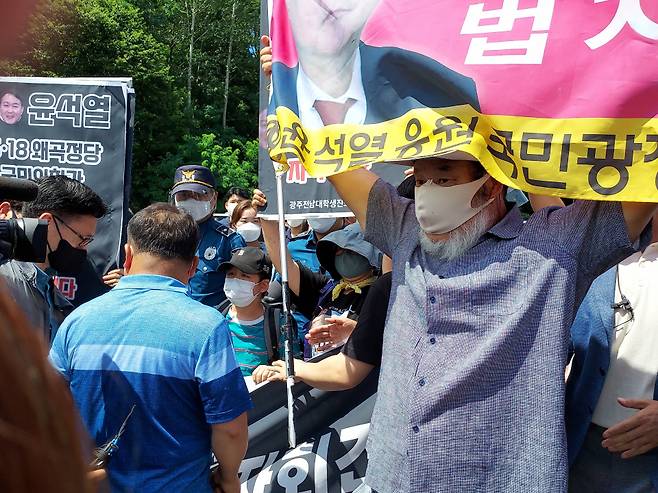 17일 오전 광주 북구 운정동 국립518민주묘지에서 윤석열 전 총장 반대측의 집회로 인해 곳곳에서 충돌도 빚어졌다. 윤 전 총장이 5·18 민주묘지에 도착하기 직전, 대학생진보연합과 윤 전 총장 지지자들 사이에 실랑이가 벌어지기도 했다. 대학생진보연합은 '윤석열 광주방문 규탄 기자회견'을 진행했고, 보수 유튜버와 윤 전 총장 지지자들이 욕설을 내뱉으며 맞섰다. 대진연 소속 학생 10여명은 윤 전 총장의 동선에 따라 움직이며 '박근혜 사면 공감하는 윤석열은 대선후보 자격 없다'는 등의 피켓을 들고 구호를 외쳤다. ⓒ시사저널 정성환