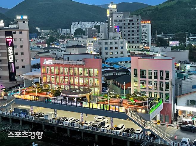 사북읍으로 어스름이 밀려드는 가운데 별애별 청년몰과 별빛정원이 불을 밝히고 있다.