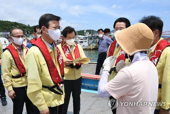 문성혁 해수부 장관, 전남지역 집중호우 피해 양식장 방문 (서울=연합뉴스) 문성혁 해양수산부 장관이 지난 12일 오후 집중호우로 피해를 본 전남 강진군 양식장을 방문해 어민들로부터 피해 상황을 청취하고 있다. 2021.7.18.
    [해양수산부 제공. 재판매 및 DB 금지] photo@yna.co.kr