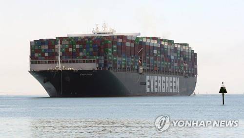 사고 배상금 협상 타결후 풀려나 운하를 빠져 나가는 에버기븐호 [epa=연합뉴스 자료사진]