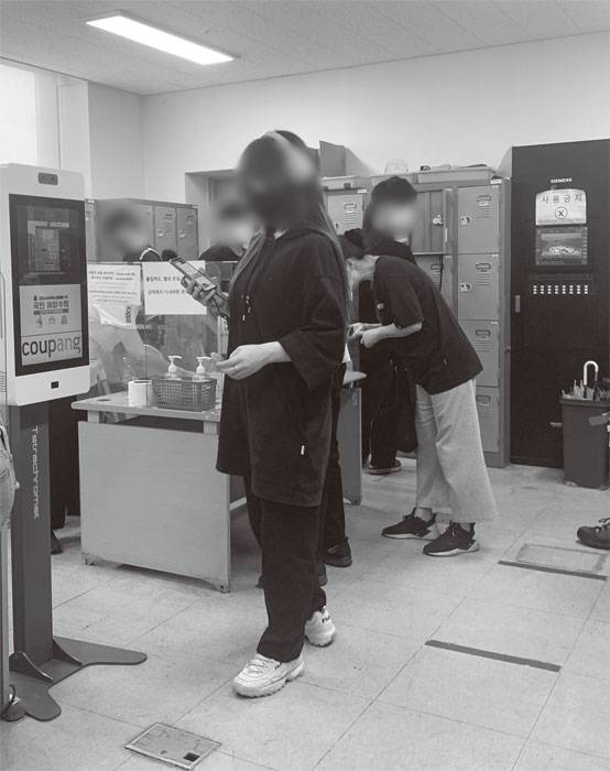 쿠팡 서울물류센터 신규 사원 라커룸, 사원들은 이곳에서 쿠펀치 애플리케이션(앱)으로 출근을 체크하고,휴대전화 등 소지품을 보관한 뒤 작업장으로 이동한다. 사진 김은영 기자