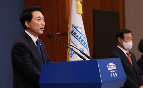 Senior Cheongwadae Secretary for Public Communication Park Soo-hyun shares his thoughts on his inauguration at the press briefing room in Chunchugwan, Cheongwadae last May. Yonhap News