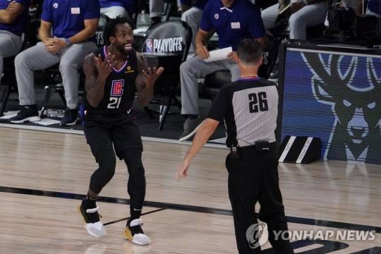 NBA서 선수가 파울 선언에 항의하다 퇴장당하는 모습을 볼 수 있다. 사진은 지난 해 NBA 시즌서 심판 판정에 의해 퇴장 조치 당하는 LA 클리퍼스 패트리 베벌리. [AP=연합뉴스 자료사진]