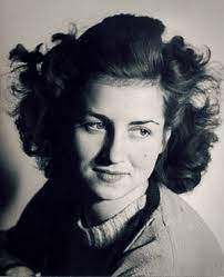 피카소가 발로리스에 살면서 MeC을 그릴 당시의 연인 프랑수아즈 질로. 피카소는 61세 때 21세였던 질로를 만나 격렬한 사랑에 빠졌다. 프랑스 태생인 질로는 영국 케임브리지 대학에서 영문학과 법학을 공부하면서 그림을 그리던 지성적 화가였다. 1921년 생으로 올해 만 100세이지만 여전히 작품활동을 계속하고 있다.