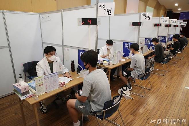 고3 학생 및 고교 교직원 백신 접종이 시작된 19일 서울 양천구 해누리 타운에서 학생들이 백신 접종 전 예진을 받고 있다.  / 사진공동취재단 /사진=홍봉진 기자 honggga@