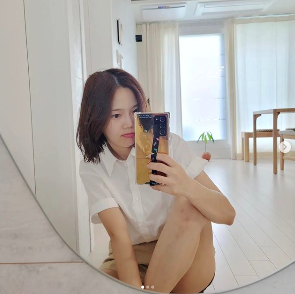Group OH MY GIRL member Choi Hyo-jung attracted attention with its refreshing charm.Choi Hyo-jung posted three photos on his Instagram on the 19th with the article Sparti Film, Flower Idaa.The first photo shows Choi Hyo-jung, and the two later photos show flowers.Choi Hyo-jung in the photo is posing in front of the mirror with his mouth cute.It is noticeable with a bright and white background, and it is a charming expression even if it is not laughing all over. Especially, fans who watched the photo are cheering that the first picture seems to be a flower.Meanwhile, Choi Hyo-jung is appearing on KBS 2TV Land Village and on style Studio Get It Beauty.Choi Hyo-jung Instagram