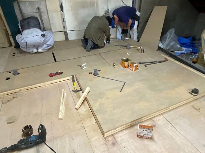 ⓒ박철현 제공6월 데쓰야공무점 직원들이 커피숍 공사를 하고 있다. 데쓰야공무점은 알음알음 쌓은 인맥으로 소소하게 일한다.