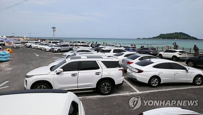 렌터카 북적이는 제주 해변 [연합뉴스 자료 사진]