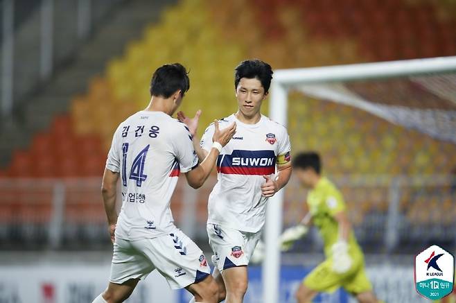 프로축구 K리그1 수원FC는 수원 삼성과 '수원성 더비'에서 후반 43분 타르델리가 얻어낸 페널티킥을 이영재가 왼발로 꽂아 넣으면서 2-1 역전승을 거뒀다. [한국프로축구연맹 제공]