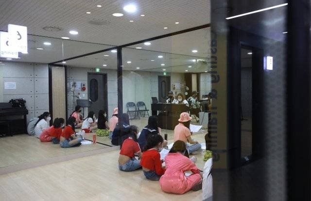 SL스튜디오에서 보컬 수업을 듣고 있는 초등학생들.