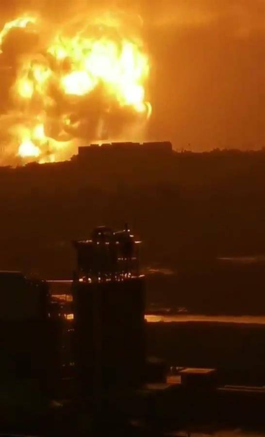 20일 오전 중국 허난성 덩펑시에서 발생한 알루미늄 합금공장 폭발사고로 대형 버섯구름이 피어오르고 있다. [웨이보 캡처]