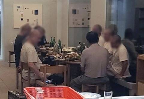 술과 음식 먹는 승려들. 연합뉴스