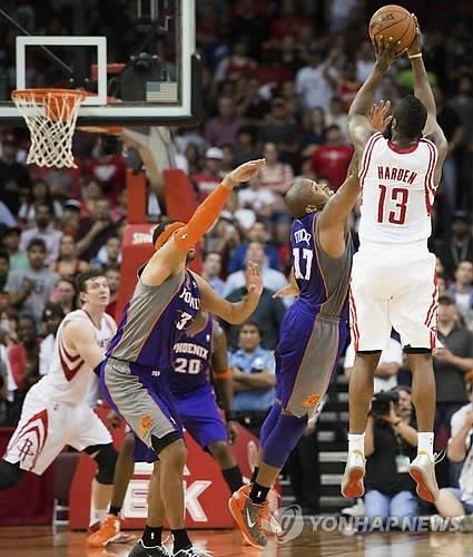 버저비터를 쏠 때는 골텐딩이 적용되지 않는다. 사진은 2013년 휴스턴 로키츠 소속이었던 제임스 하든이 버저비터를 쏘는 장면. [연합뉴스 자료사진]