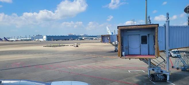 나리타공항에 착륙한 뒤, 들려온 소리 "올림픽 선수, 관계자는 그대로 앉아있으라"