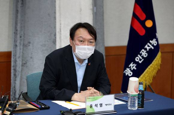 대선 출마를 선언한 윤석열 전 검찰총장이 17일 오후 광주 북구 인공지능 사관학교에서 인공지능 분야 기관·업체 관계자 간담회에서 인사말을 하고 있다. 연합뉴스