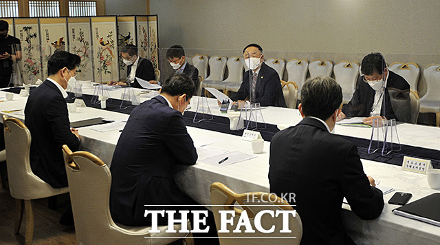 정부가 부동산 시장의 실거래가 띄우기 행위를 적발했다. 사진은 모두발언하는 홍남기 경제부총리 겸 기획재정부 장관의 모습. /임영무 기자