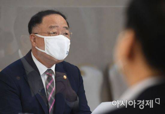 홍남기 경제부총리 겸 기획재정부 장관이 21일 오전 서울 종로구 정부서울청사에서 열린 제26차 부동산시장점검 관계장관회의에서 모두발언을 하고 있다./김현민 기자 kimhyun81@