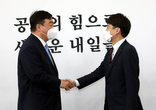 이준석(오른쪽) 국민의힘 대표가 12일 서울 여의도 국회에서 싱하이밍 주한 중국대사를 만나 악수하고 있다. /연합뉴스