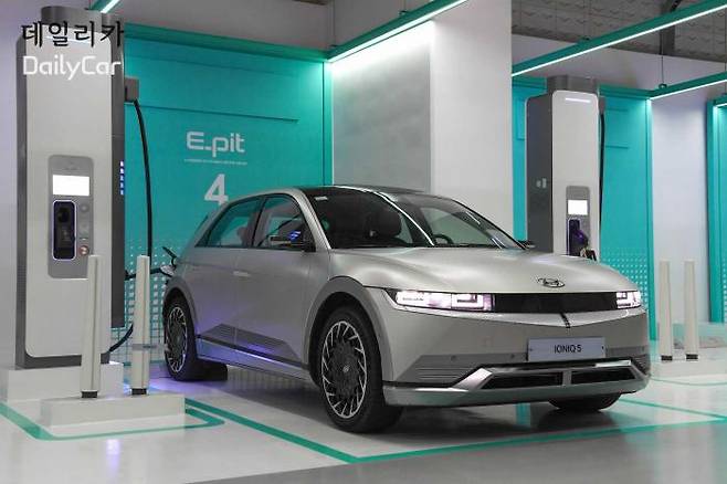 현대차그룹 을지로 센터원 E-pit 전기차 충전소에 충전중인 아이오닉 5 </figcation>