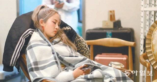 걸그룹 ‘트라이비‘의 멤버 송선이 뮤직비디오 촬영 중 쉬는 시간에 잠시 눈을 붙이고 있다.