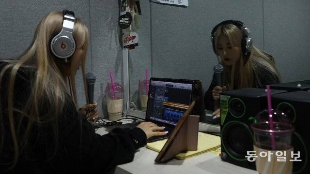 송선이 개인 보컬 연습실에서 마이크를 들고 노래를 부르고 있다.