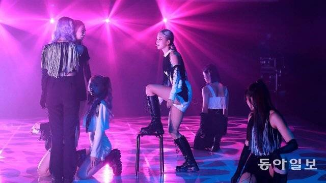 트라이비  멤버들이 수록곡 무대를 준비하고 있다.