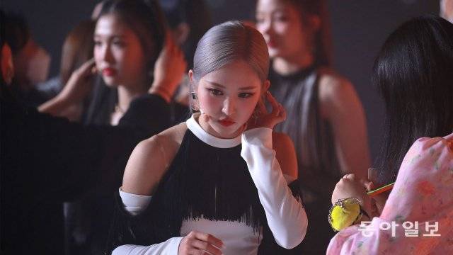 5월 18일 쇼케이스 무대에서 무대용 이어폰을 점검하고 있는 걸그룹  트라이비  멤버 송선.