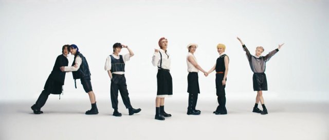 BTS 멤버들이 ‘버터’ 뮤직비디오에서 ‘ARMY’ 글자를 만든 모습. BTS 버터 MV 캡처(하이브 제공)