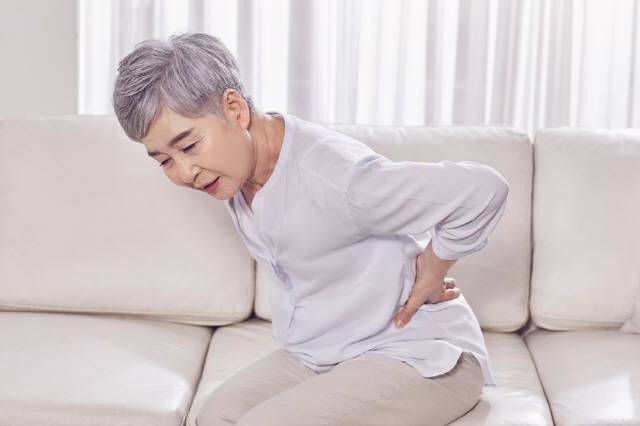 스트레스가 심한 사람은 만성 허리 통증을 더 잘 겪는다는 국내 연구 결과가 나왔다./사진=클립아트코리아