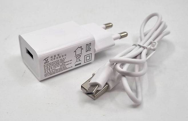 기본 제공되는 USB 어댑터와 케이블