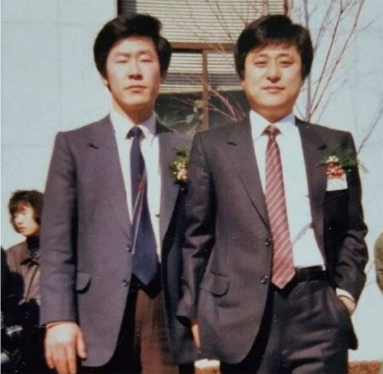 1989년 사법연수원 수료 당시 이재명(왼쪽) 경기지사. 이 지사는 “불공정한 시스템을 뜯어고치는 일이 내 소명이라 생각해 27살에 판·검사 발령을 거부하고 인권변호사의 길을 선택했다”고 말했다.